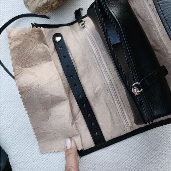 Black Minimalist Key and Card Holder - Picture 2 of 9